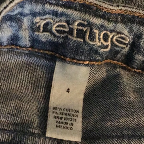 Refuge Distressed Jean Shorts Size 4 - Picture 5 of 6